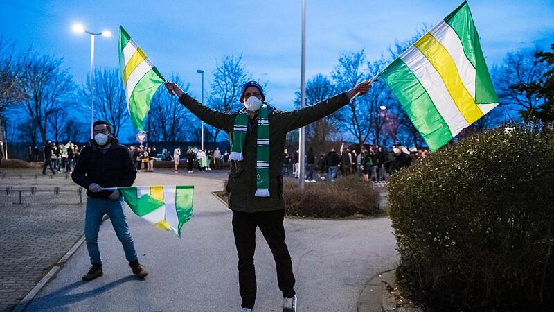 In Scharen kamen die Fans nach dem feststehenden Einzug ins Halbfinale zum Höchstadter Eisstadion. Die Alligators sorgen weiter für Euphorie im Aischgrund.