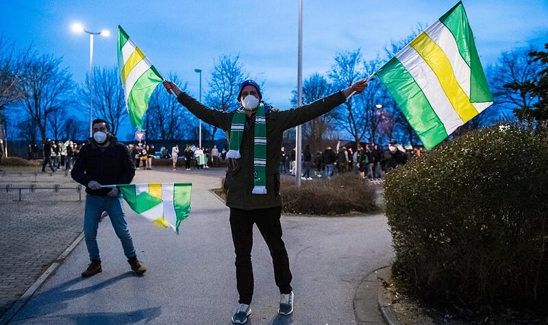 In Scharen kamen die Fans nach dem feststehenden Einzug ins Halbfinale zum Höchstadter Eisstadion. Die Alligators sorgen weiter für Euphorie im Aischgrund. In Scharen kamen die Fans nach dem feststehenden Einzug ins Halbfinale zum Höchstadter Eisstadion. Die Alligators sorgen weiter für Euphorie im Aischgrund.