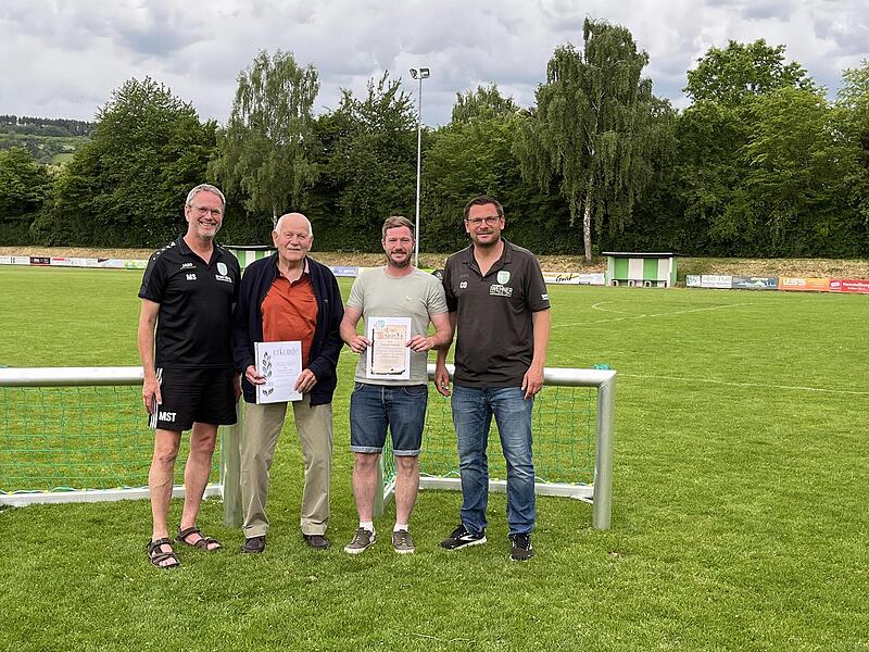 Den Jubilaren des FC Hammelburg, Hans Krüger und Benny Schmidt, (M. v. l.) dankten Martin Stapper (l.) und Christian Ohmert für ihre Treue.