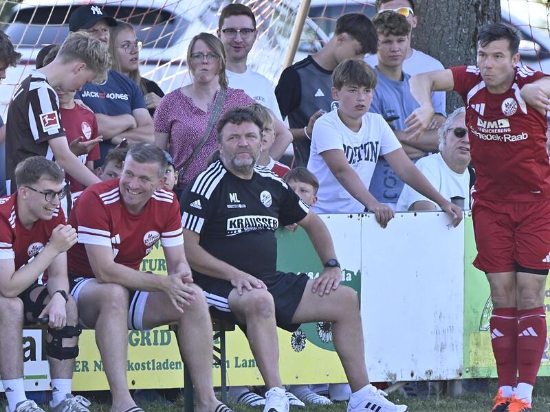 Das Team von Trainer Mario Lochmann (schwarzes T-Shirt) konnte sich nicht mit einem Heimsieg gegen die DJK Don Bosco Bamberg II belohnen. Das Team von Trainer Mario Lochmann (schwarzes T-Shirt) konnte sich nicht mit einem Heimsieg gegen die DJK Don Bosco Bamberg II belohnen.
