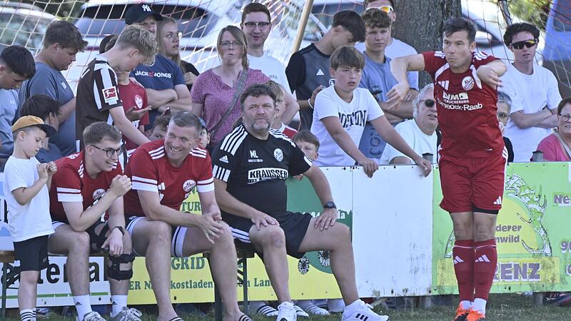 Das Team von Trainer Mario Lochmann (schwarzes T-Shirt) konnte sich nicht mit einem Heimsieg gegen die DJK Don Bosco Bamberg II belohnen. Das Team von Trainer Mario Lochmann (schwarzes T-Shirt) konnte sich nicht mit einem Heimsieg gegen die DJK Don Bosco Bamberg II belohnen.