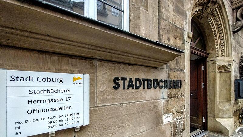 Haupteingang der Stadtb&uuml;cherei in der Herrngasse. 2028 steht ein Jubil&auml;um an &ndash; das 100-j&auml;hrige Bestehen der B&uuml;cherei.