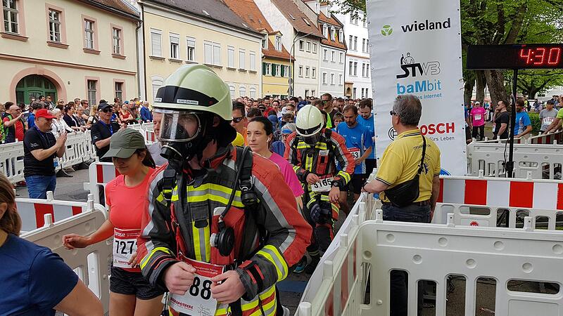 Zwei Feuerwehr-Männer aus Altendorf haben die elf Kilometer lange Brose-Route beim Weltkulturerbelauf 2023 in Bamberg in voller Ausrüstung absolviert. Zwei Feuerwehr-Männer aus Altendorf haben die elf Kilometer lange Brose-Route beim Weltkulturerbelauf 2023 in Bamberg in voller Ausrüstung absolviert.