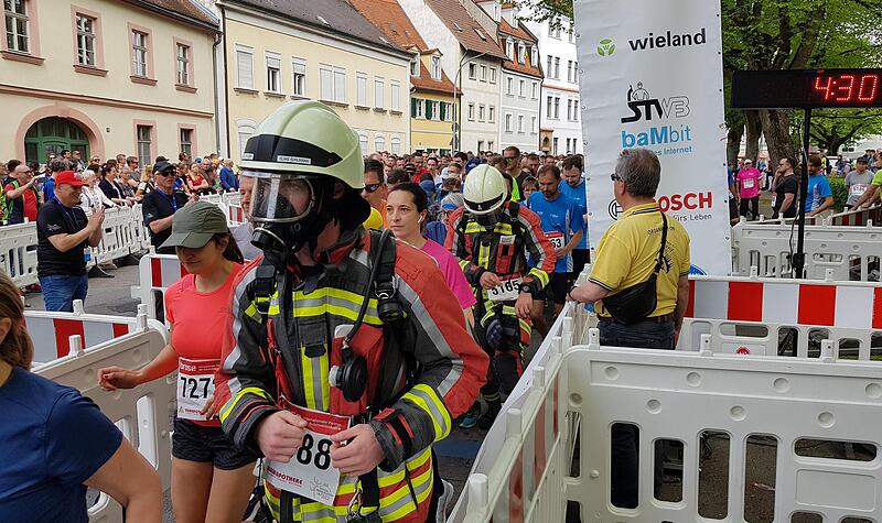Zwei Feuerwehr-Männer aus Altendorf haben die elf Kilometer lange Brose-Route beim Weltkulturerbelauf 2023 in Bamberg in voller Ausrüstung absolviert. Zwei Feuerwehr-Männer aus Altendorf haben die elf Kilometer lange Brose-Route beim Weltkulturerbelauf 2023 in Bamberg in voller Ausrüstung absolviert.