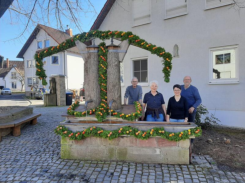 Brunnen an der Dorflinde Arnshausen: von Helma und Winfried Albert, Burkard Bayer und Petra Wedler geschmückt