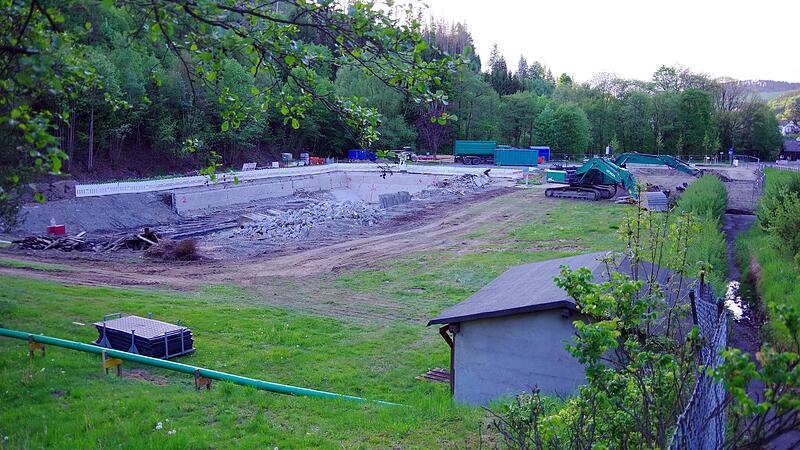 Der Ersatzneubau des Ludwigsstädter Schwimmbads hat mittlerweile begonnen.