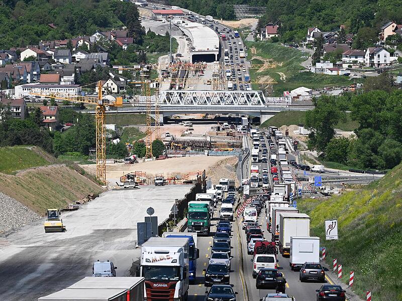 Fahrzeuge stehen im Stau an einer Baustelle auf der Autobahn.