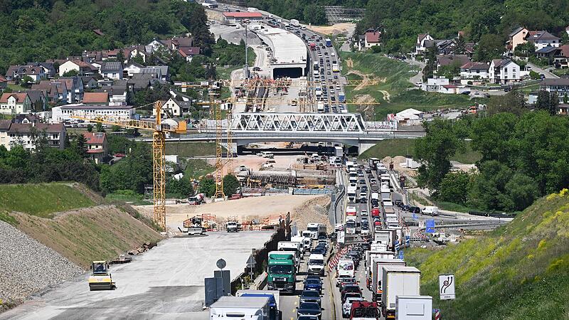 Fahrzeuge stehen im Stau an einer Baustelle auf der Autobahn.
