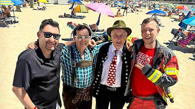 Haben Spaß auf Mallorca (v.l.): Musikproduzent Denny Schönemann, Leo Lawine (Kultfigur am Ballermann), Schäfer Heinrich und Marcel Zweck aus Gößweinstein als Florian Brandmeister.
