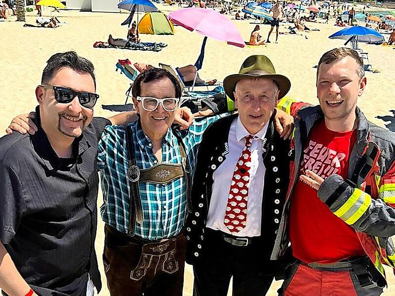 Haben Spaß auf Mallorca (v.l.): Musikproduzent Denny Schönemann, Leo Lawine (Kultfigur am Ballermann), Schäfer Heinrich und Marcel Zweck aus Gößweinstein als Florian Brandmeister.