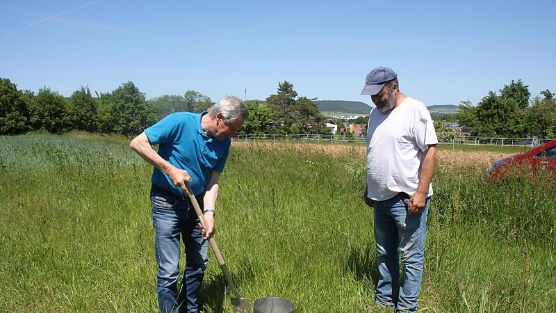 Rainer Schubert (links) vom Amt für Ernährung, Landwirtschaft und Forsten aus Schweinfurt und Hans-Jürgen Pfülb von Naturlandbetrieb Pfülb aus Fuchsstadt prüfen mit einem Versuch die Wasseraufnahmefähigkeit der örtlichen Böden. Rainer Schubert (links) vom Amt für Ernährung, Landwirtschaft und Forsten aus Schweinfurt und Hans-Jürgen Pfülb von Naturlandbetrieb Pfülb aus Fuchsstadt prüfen mit einem Versuch die Wasseraufnahmefähigkeit der örtlichen Böden.
