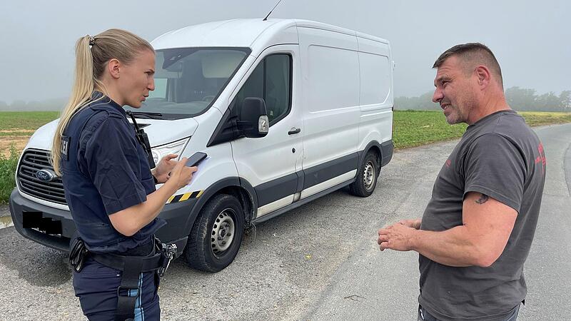 Polizeiobermeisterin Miriam Münch   erklärt Carsten Walter, dass er in eine gesperrte Straße gefahren ist. 50 Euro Strafe werden fällig.