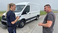 Polizeiobermeisterin Miriam Münch   erklärt Carsten Walter, dass er in eine gesperrte Straße gefahren ist. 50 Euro Strafe werden fällig.