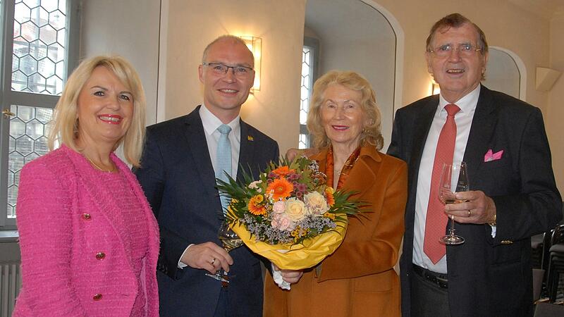 Landrätin Tamara Bischof (von links) und Iphofens Bürgermeister Dieter Lenzer bedankten sich bei Ingeborg Knauf mit Blumen und würdigten beim Rathausempfang die unternehmerischen und kommunalpolitischen Leistungen von Ehrenbürger Baldwin Knauf. Landrätin Tamara Bischof (von links) und Iphofens Bürgermeister Dieter Lenzer bedankten sich bei Ingeborg Knauf mit Blumen und würdigten beim Rathausempfang die unternehmerischen und kommunalpolitischen Leistungen von Ehrenbürger Baldwin Knauf.