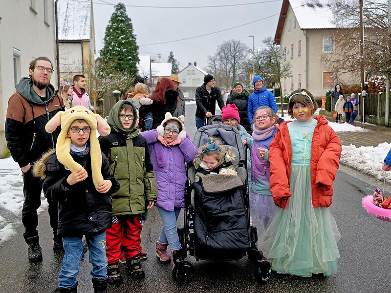 Trotz Schneefall herrschte beim Kinderfaschingsumzug in Ro&szlig;dorf eine super Stimmung.