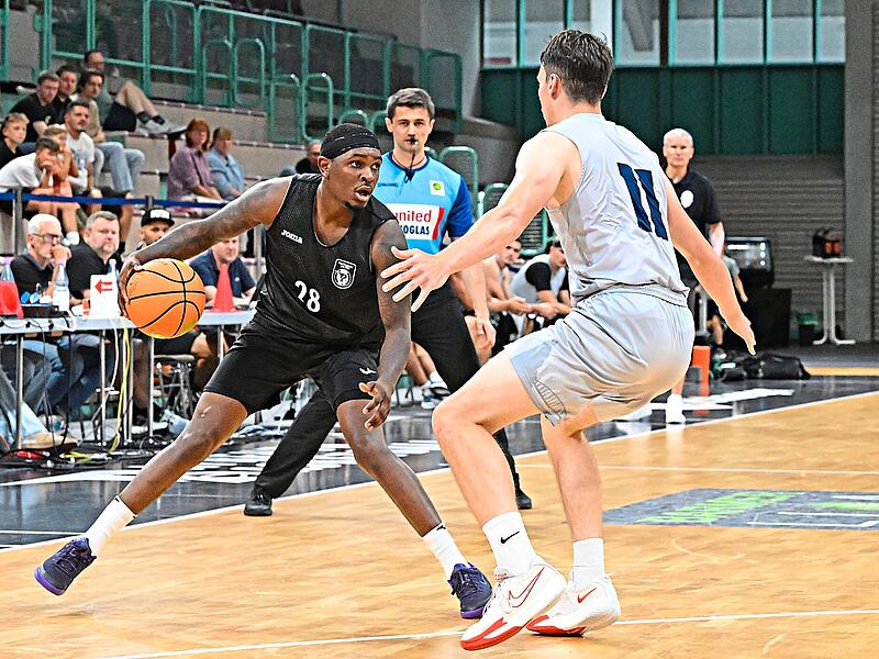 Sport Basketball 2. Bundesliga PROA Saison 2026 / 2027  Freitag 28.08..2026  Bayreuth Oberfrankenhalle Privatspiel MpK Bayreuth gegen BK Armex Decin Halbzeitergebnis 50:54 Endstand 87:109 Glenn Abram # 28  Michal Grill # 11