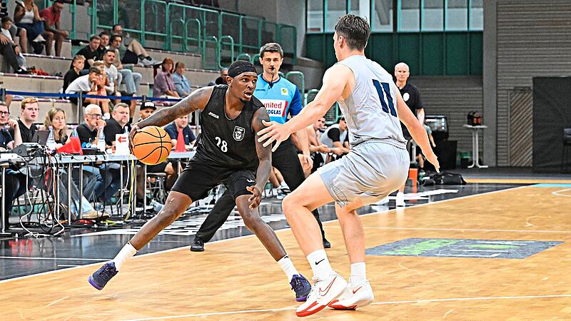 Sport Basketball 2. Bundesliga PROA Saison 2026 / 2027  Freitag 28.08..2026  Bayreuth Oberfrankenhalle Privatspiel MpK Bayreuth gegen BK Armex Decin Halbzeitergebnis 50:54 Endstand 87:109 Glenn Abram # 28  Michal Grill # 11