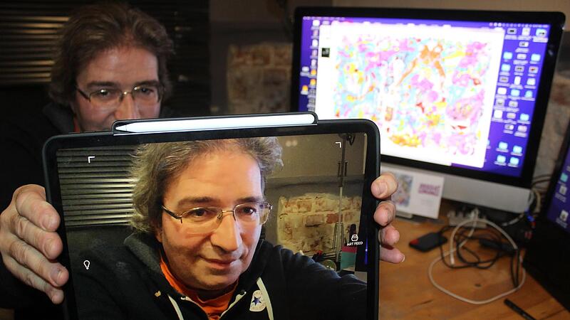 Michael Galler hat jede Menge Humor. Hier ist er Bild-in-Bild zu sehen. Bild-in-Bild passiert mittels Smartphone auch auf seinen Bildern für die Ausstellung.