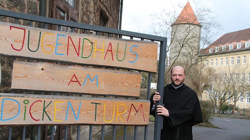 Pater Felix Meckl war der letzte Leiter des Jugendhauses am Dicken Turm. Vor siebeneinhalb Jahren wurde es geschlossen. Jetzt liegt der Carl-von-Heß-Sozialstiftung die Baugenehmigung für den Umbau des Hauses zum betreuten Wohnen vor. Pater Felix Meckl war der letzte Leiter des Jugendhauses am Dicken Turm. Vor siebeneinhalb Jahren wurde es geschlossen. Jetzt liegt der Carl-von-Heß-Sozialstiftung die Baugenehmigung für den Umbau des Hauses zum betreuten Wohnen vor.