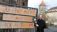 Pater Felix Meckl war der letzte Leiter des Jugendhauses am Dicken Turm. Vor siebeneinhalb Jahren wurde es geschlossen. Jetzt liegt der Carl-von-Heß-Sozialstiftung die Baugenehmigung für den Umbau des Hauses zum betreuten Wohnen vor. Pater Felix Meckl war der letzte Leiter des Jugendhauses am Dicken Turm. Vor siebeneinhalb Jahren wurde es geschlossen. Jetzt liegt der Carl-von-Heß-Sozialstiftung die Baugenehmigung für den Umbau des Hauses zum betreuten Wohnen vor.