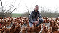 Mitten im H&uuml;hnergewusel: Landwirt Frank Vogler.
