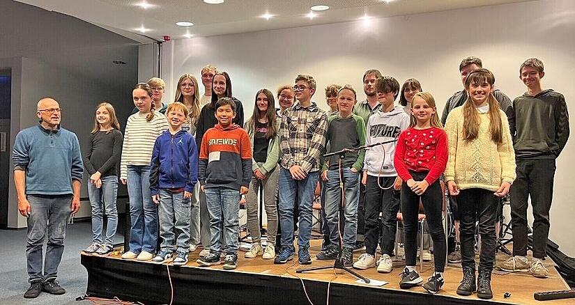 Musiklehrer Christian Hirschler (v. l.) mit Laura Sperl, Sophia Götz, Toni Hörmann, Maximilian Priestner, Luis Preising, Linus Rest, Phillipp Laake, Helene Hartmann, Annabelle Zupindak; (hinten v.l.) Max Hörmann, Fiona Daniel, Kevin Schulz, Doroth... Musiklehrer Christian Hirschler (v. l.) mit Laura Sperl, Sophia Götz, Toni Hörmann, Maximilian Priestner, Luis Preising, Linus Rest, Phillipp Laake, Helene Hartmann, Annabelle Zupindak; (hinten v.l.) Max Hörmann, Fiona Daniel, Kevin Schulz, Doroth...