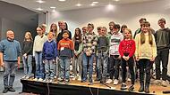 Musiklehrer Christian Hirschler (v. l.) mit Laura Sperl, Sophia G&ouml;tz, Toni H&ouml;rmann, Maximilian Priestner, Luis Preising, Linus Rest, Phillipp Laake, Helene Hartmann, Annabelle Zupindak; (hinten v.l.) Max H&ouml;rmann, Fiona Daniel, Kevin Schulz, Doroth...