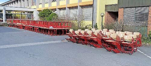 Das gespendete Schulmobiliar.