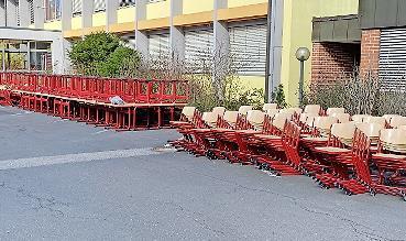 Das gespendete Schulmobiliar. Das gespendete Schulmobiliar.