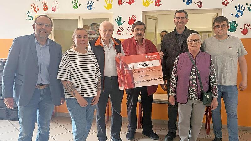 Übergabe der Spende in Höhe von 1000 Euro. Übergabe der Spende in Höhe von 1000 Euro.