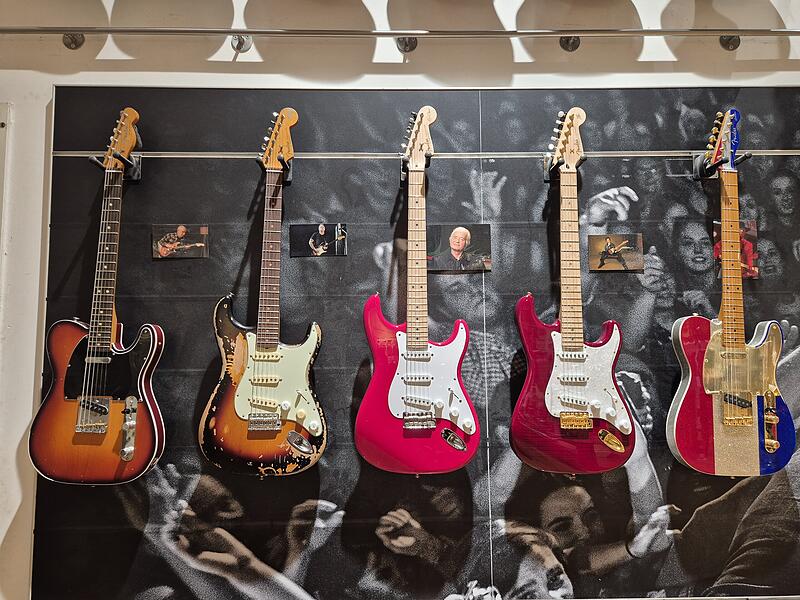 Ber&uuml;hmte Stratocaster-Gitarren im Thomann Musikladen in Treppendorf.