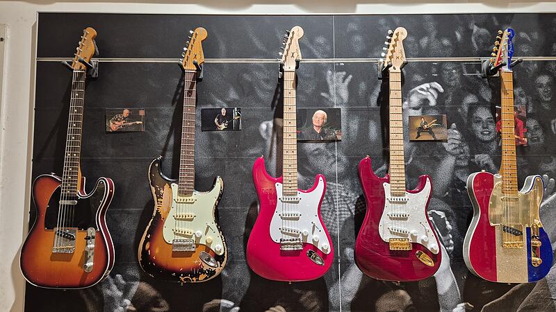 Berühmte Stratocaster-Gitarren im Thomann Musikladen in Treppendorf. Berühmte Stratocaster-Gitarren im Thomann Musikladen in Treppendorf.