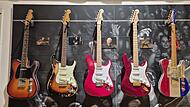Berühmte Stratocaster-Gitarren im Thomann Musikladen in Treppendorf. Berühmte Stratocaster-Gitarren im Thomann Musikladen in Treppendorf.