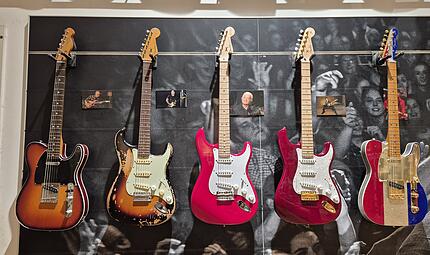 Berühmte Stratocaster-Gitarren im Thomann Musikladen in Treppendorf. Berühmte Stratocaster-Gitarren im Thomann Musikladen in Treppendorf.