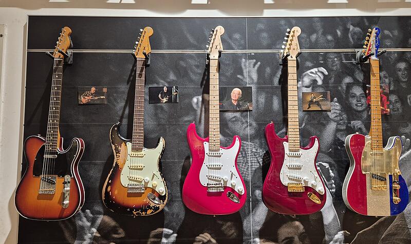 Ber&uuml;hmte Stratocaster-Gitarren im Thomann Musikladen in Treppendorf.