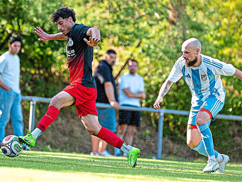 Der ATSV Forchheim (in rot-schwarzen Trikots) wartet noch auf den ersten Punkt der neuen Saison und musste sich am Wochenende dem ASV Niederndorf mit 0:3 geschlagen geben. Andreas Klupp