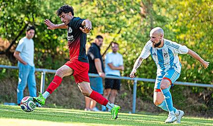 Der ATSV Forchheim (in rot-schwarzen Trikots) wartet noch auf den ersten Punkt der neuen Saison und musste sich am Wochenende dem ASV Niederndorf mit 0:3 geschlagen geben. Andreas Klupp