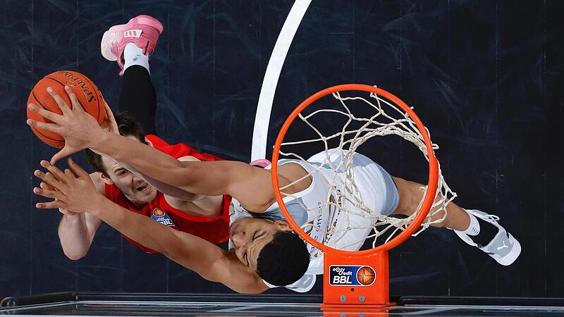 Der Braunschweiger Center Sananda Fru (rechts) blockt den Korbleger von Jaromir Bohacik.