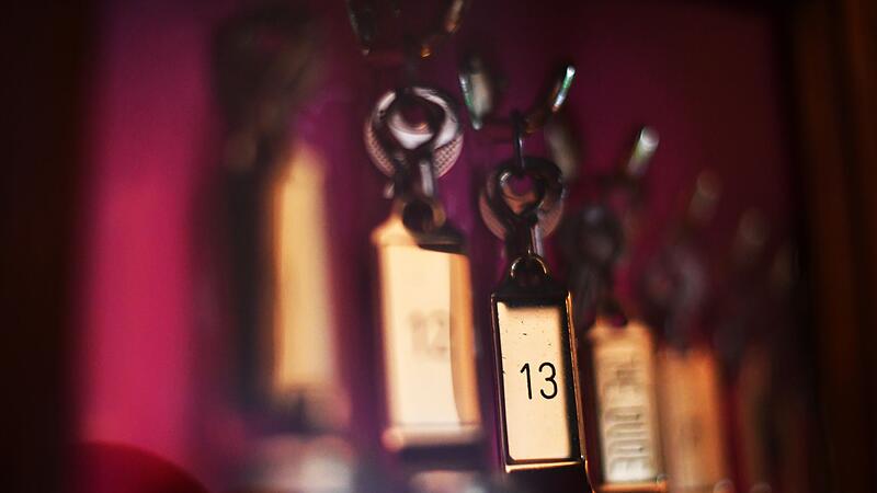 Hotelzimmerschl&uuml;ssel mit der Nummer 13