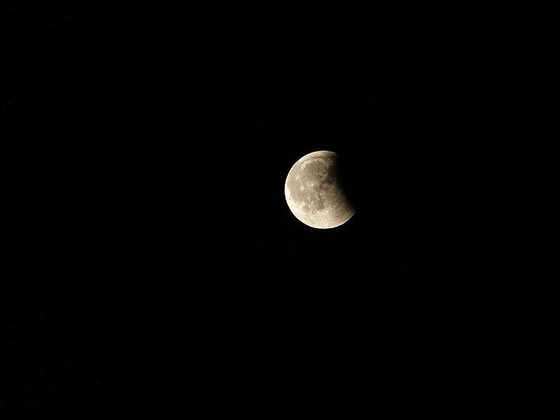 Viele Menschen schauten gestern während der Mondfinsternis in den dunklen Abend- und Nachthimmel.Blutmond über Forchheim