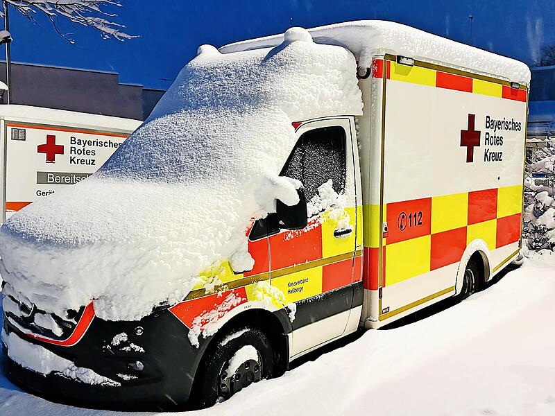 Teilweise mehr als 25 Zentimeter Schnee fielen in der Nacht zum Montag und tagsüber. Wie hier auf einem ausrangierten Rettungswagen in Haßfurt lagen die Schneemassen dick auf geparkten Fahrzeugen. Auf den Straßen herrschten teilweise chaotische Ve... Teilweise mehr als 25 Zentimeter Schnee fielen in der Nacht zum Montag und tagsüber. Wie hier auf einem ausrangierten Rettungswagen in Haßfurt lagen die Schneemassen dick auf geparkten Fahrzeugen. Auf den Straßen herrschten teilweise chaotische Ve...