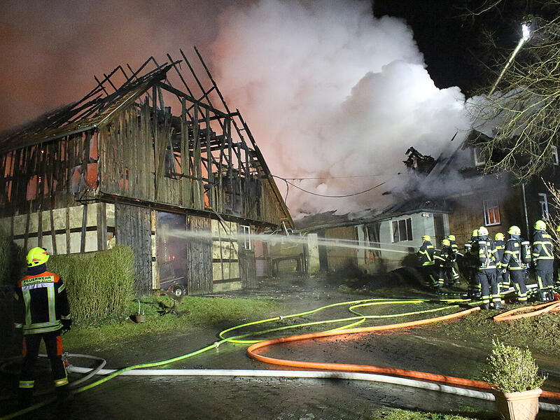 In Wohlbach (Ahorn) brannte in der Nacht ein Wohnanwesen nieder. Auch ein Nachbargeb&auml;ude war betroffen. Ein weiteres &Uuml;bergreifen der Flammen wurde verhindert.