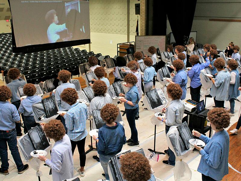 TV-Kunstlehrer Bob Ross mit Per&uuml;cken geehrt