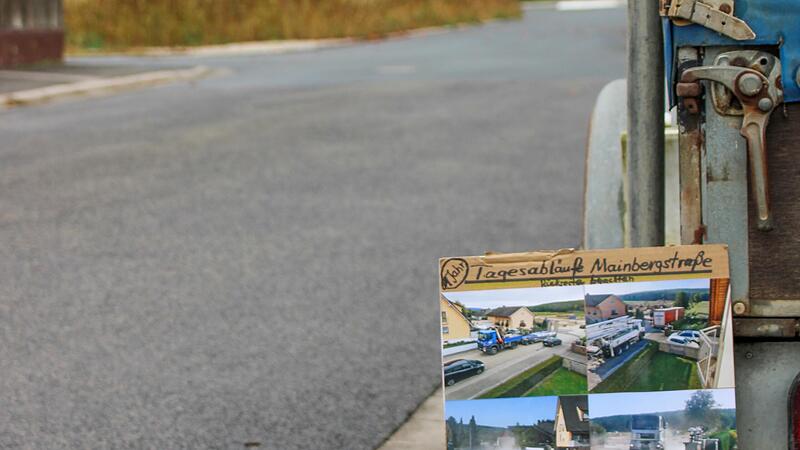 Mit unzähligen Fotos hat Gerhard Kraus die Bauarbeiten vor seinem Haus dokumentiert. Im Hintergrund ist ein Teil des Neubaugebiets zu sehen, wo nun der Häuserbau beginnt.