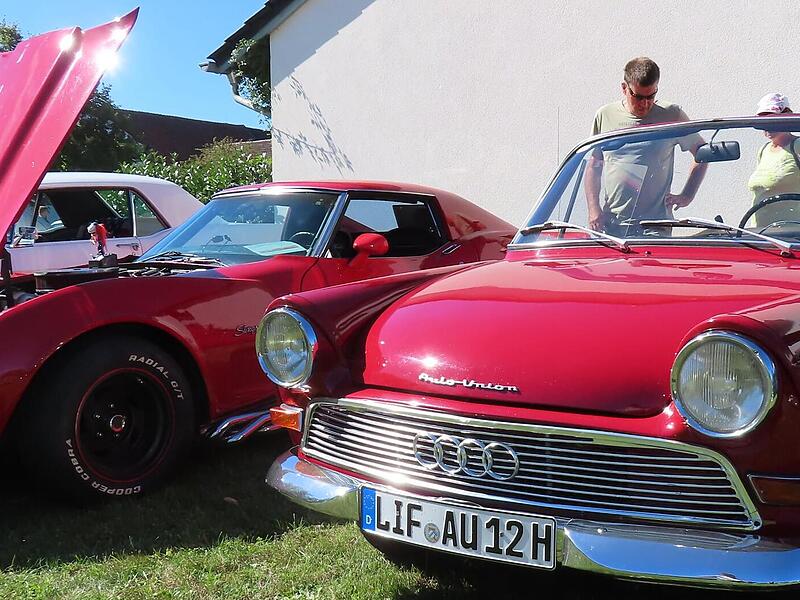 Eine Rarität war der rote Auto Union: Vorne bereits 4 Audi-Ringe, hinten „DKW“-Aufschrift. Eine Rarität war der rote Auto Union: Vorne bereits 4 Audi-Ringe, hinten „DKW“-Aufschrift.