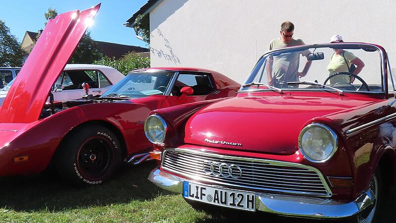 Eine Rarität war der rote Auto Union: Vorne bereits 4 Audi-Ringe, hinten „DKW“-Aufschrift. Eine Rarität war der rote Auto Union: Vorne bereits 4 Audi-Ringe, hinten „DKW“-Aufschrift.