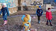 Kinder spielen wenige Tage vor der Invasion am Stadtrand von Awdijwka auf einem aufgelassenen Spielplatz. 500 Meter entfernt liegt ein Minenfeld.
