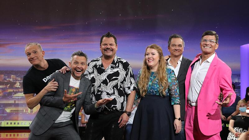 Finale! Michl M&uuml;ller, Tobias Mann, Moderator Ingo Appelt, Franziska Wanninger, Stephan Bauer und M&auml;c H&auml;rder (v.l.) pr&auml;sentieren sich bestens gelaunt nach einem langen Proben- und Aufzeichnungstag.