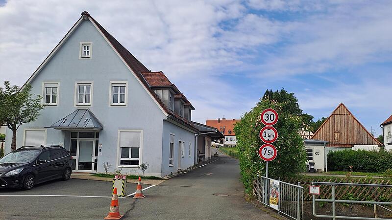 Die sogenannte Raiffeisenstra&szlig;e in Mittelehrenbach mit Blickrichtung von der Staatsstra&szlig;e aus erh&auml;lt noch ein neues Verkehrsschild: &bdquo;Anlieger und Rettungskr&auml;fte frei&ldquo;.Forchheim & Fr&auml;nkische Schweiz