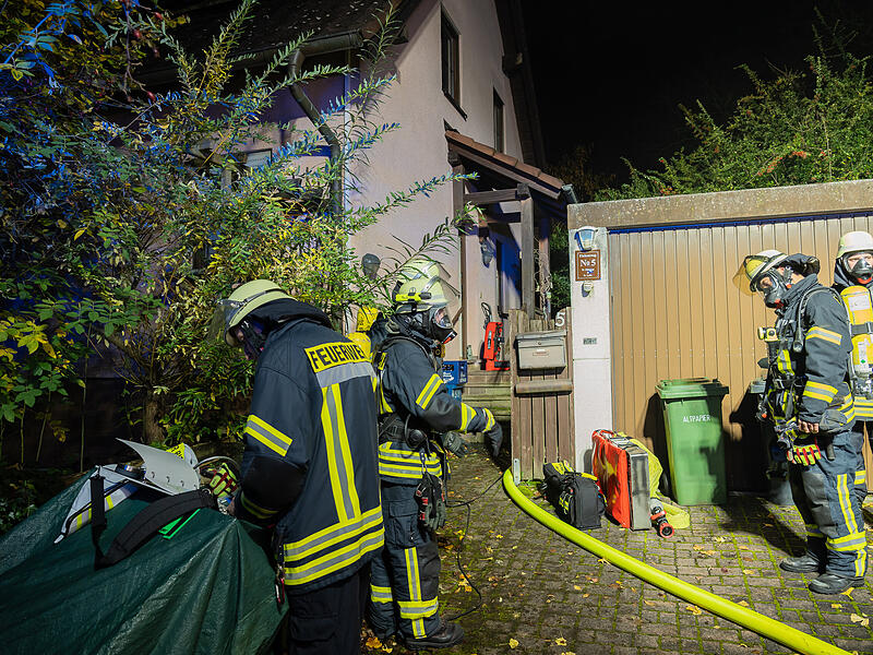 Wintergarten am Wohnhaus in Brand - Feuerwehr rettet zwei schwerverletzte Bewohner